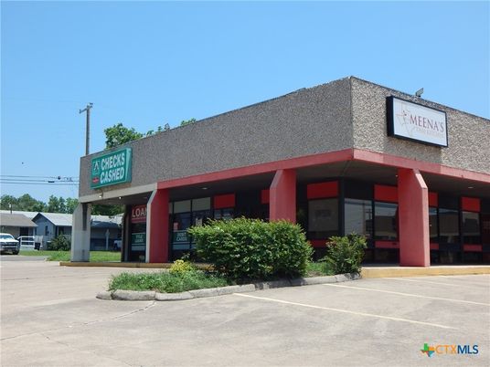 Exterior, Facade, Ranch