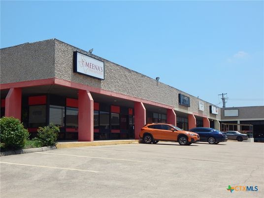 Exterior, Facade, Modern