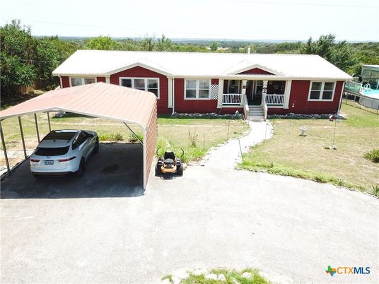 Exterior, Facade, Ranch