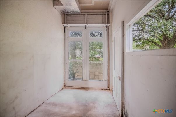 Empty room, Interior