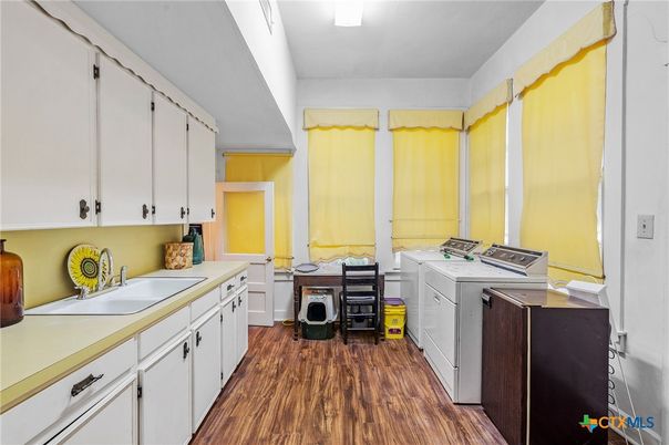 Interior, Washer, Wood Texture Flooring