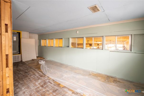 Empty room, Interior