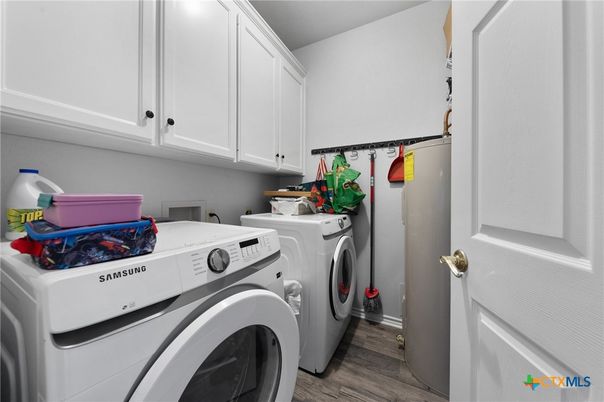 Interior, Washer, Wood Texture Flooring
