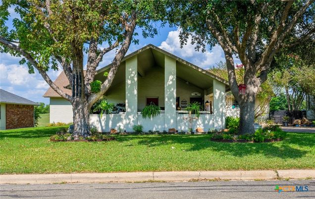 Exterior, Facade, Ranch