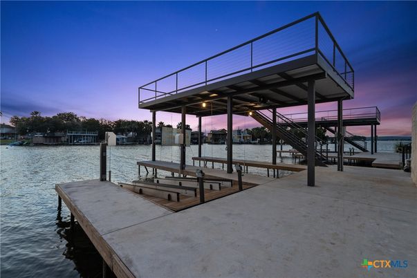 Exterior, Lake