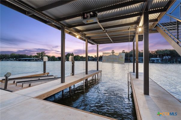 Exterior, Lake