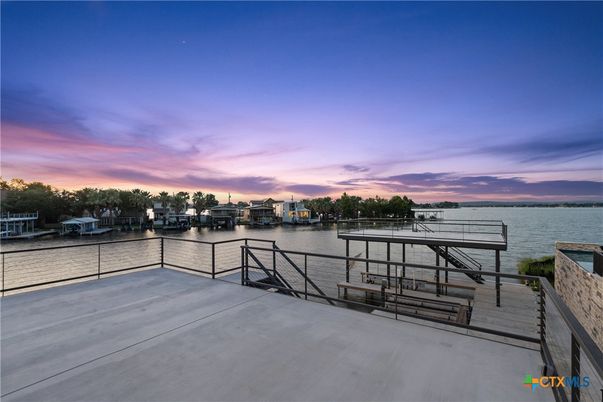 Exterior, Lake