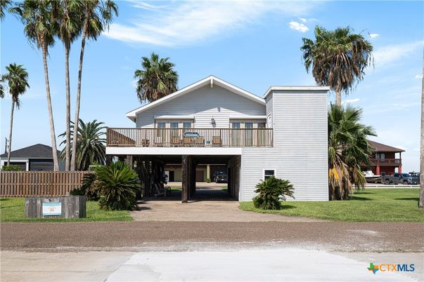 Exterior, Facade, Modern