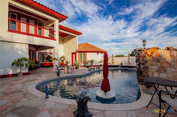 Exterior, Pool