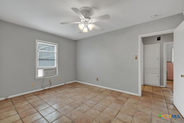 Empty room, Interior