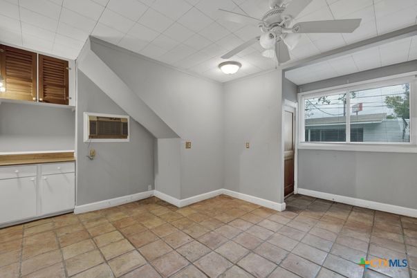 Empty room, Interior
