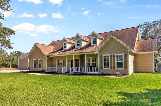 Backyard, Exterior, Facade, Ranch