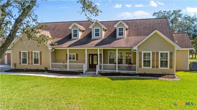 Exterior, Facade, Ranch