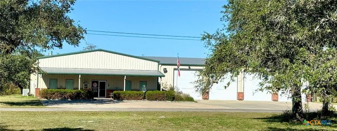 Exterior, Facade, Ranch
