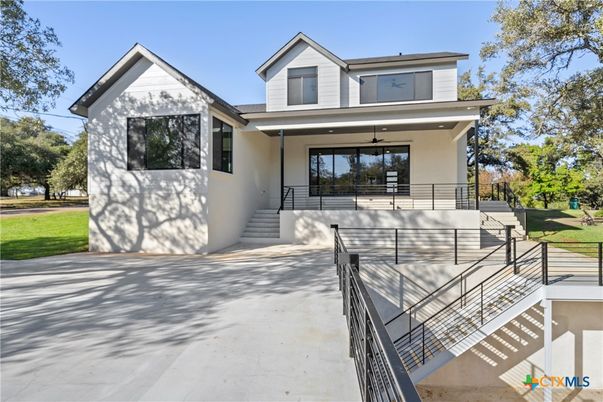 Exterior, Facade, Modern