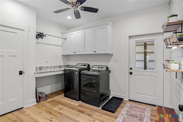 Interior, Recessed Lighting, Washer, Wood Texture Flooring