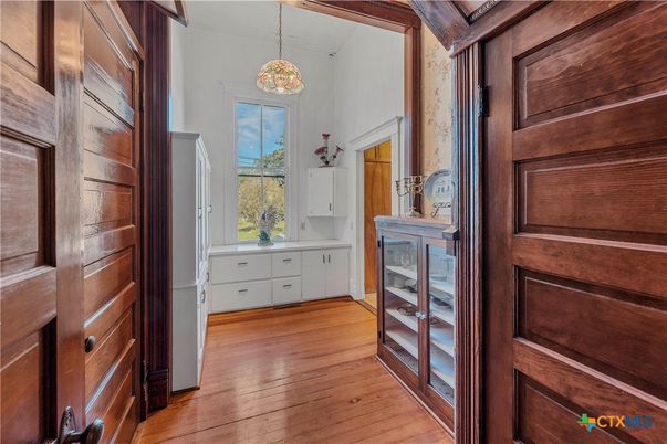 Interior, Pendant Lights, Wood Texture Flooring