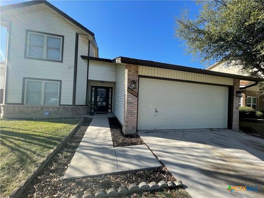Attached, Exterior, Facade, Farmhouse