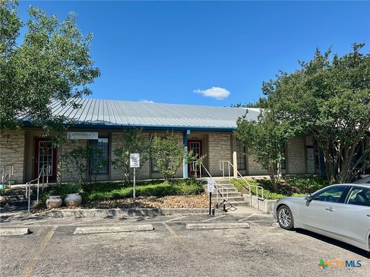 Exterior, Facade, Brick Facade, Ranch