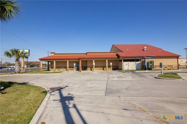 Backyard, Exterior, Facade, Ranch
