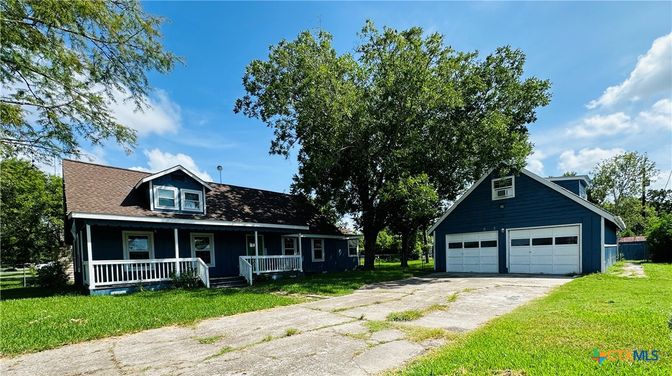 Attached, Exterior, Facade, Cape Cod