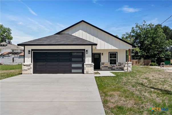 Attached, Exterior, Facade, Farmhouse