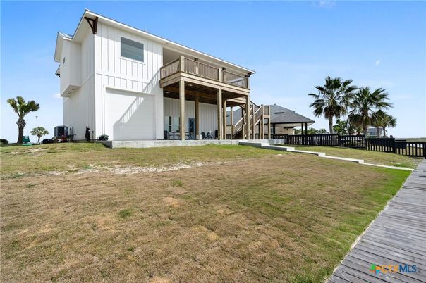 Attached, Backyard, Exterior, Facade, Modern