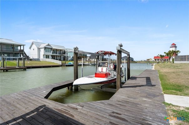 Exterior, Lake