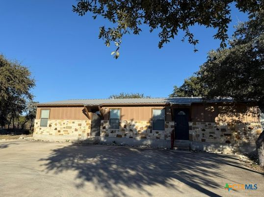 Exterior, Facade, Ranch