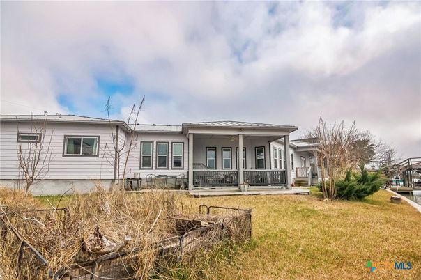Backyard, Exterior, Facade, Ranch