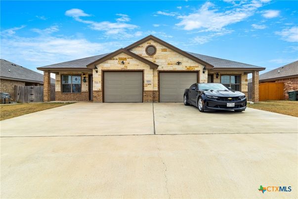 Attached, Exterior, Facade, Ranch
