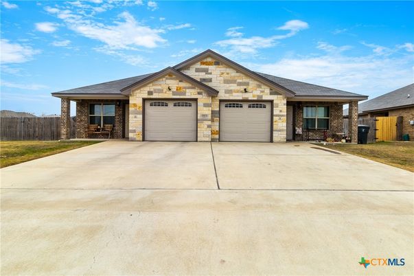 Attached, Exterior, Facade, Ranch