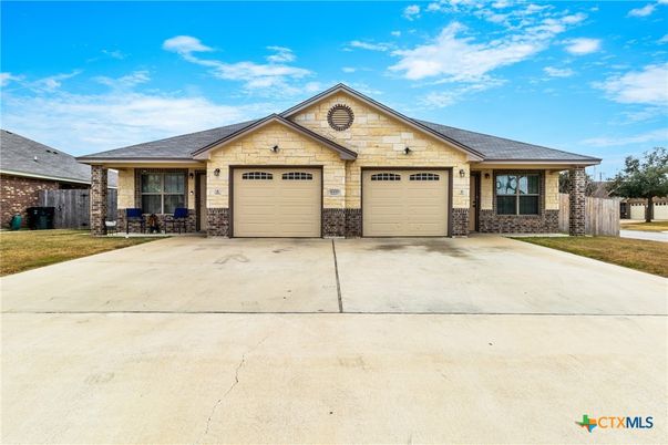 Attached, Exterior, Facade, Ranch