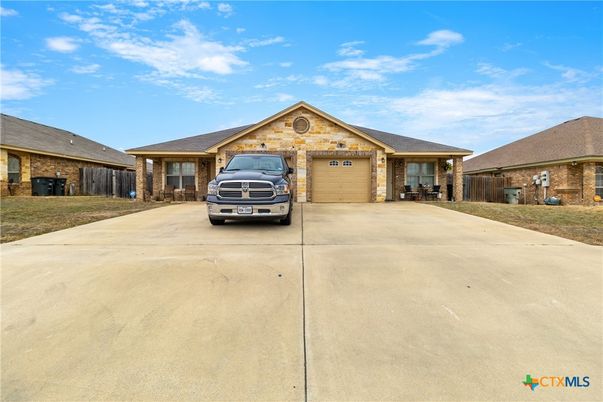 Attached, Exterior, Facade, Ranch