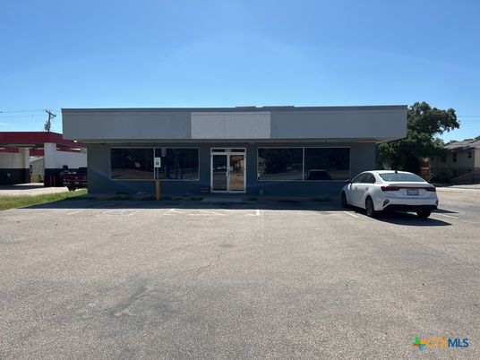Exterior, Facade, Modern