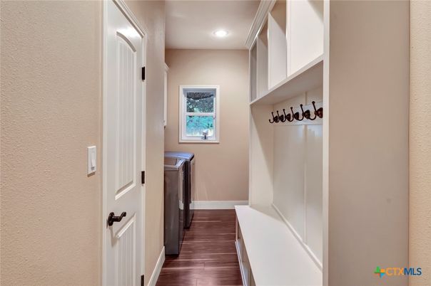 Interior, Recessed Lighting, Washer, Wood Texture Flooring