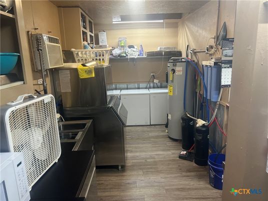 Interior, Washer, Wood Texture Flooring