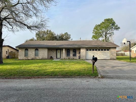 Attached, Exterior, Facade, Brick Facade, Ranch