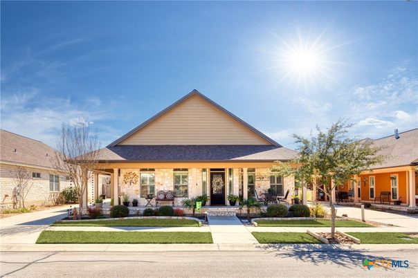 Exterior, Facade, Ranch