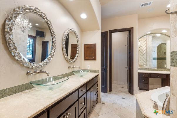 Bathroom, Dual Sink Vanities, Interior, Recessed Lighting