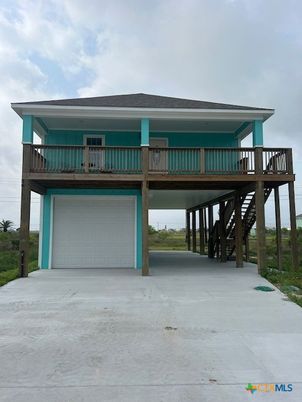 Attached, Exterior, Facade, None