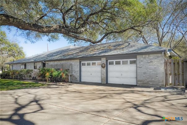 Attached, Exterior, Facade, Ranch