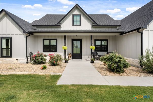 Exterior, Facade, Farmhouse