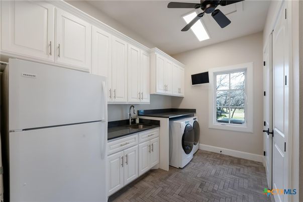 Interior, Washer, Wood Texture Flooring