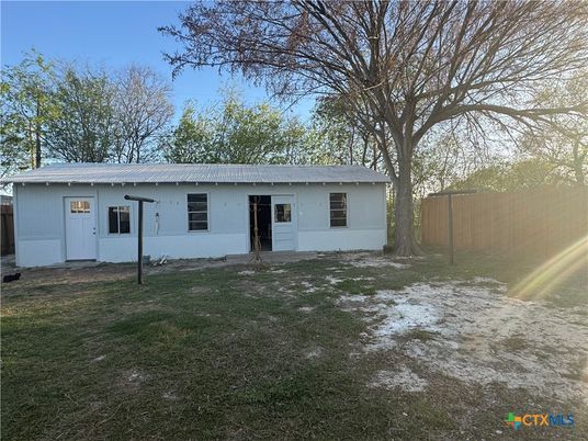 Backyard, Exterior, Facade, Ranch