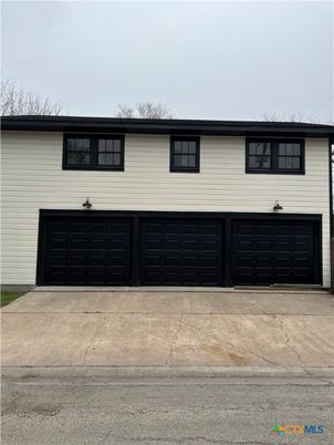 Attached, Exterior, Facade, Raised Ranch