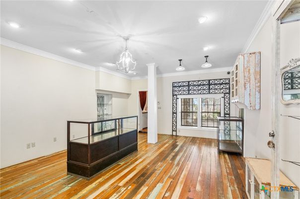 Interior, Recessed Lighting, Wood Texture Flooring