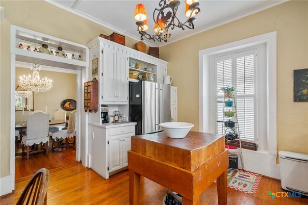 Chandelier, Dining room, Interior, Kitchen, Wood Texture Flooring