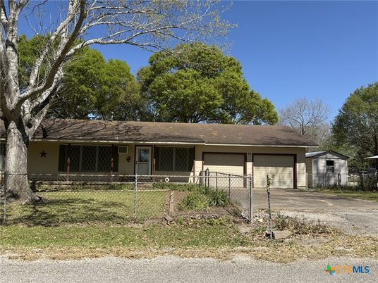 Attached, Exterior, Facade, Ranch