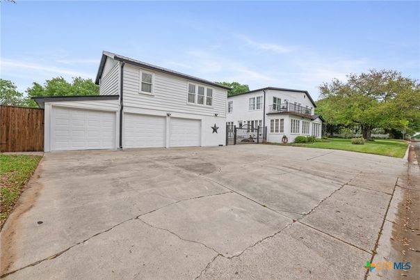Attached, Exterior, Facade, Farmhouse